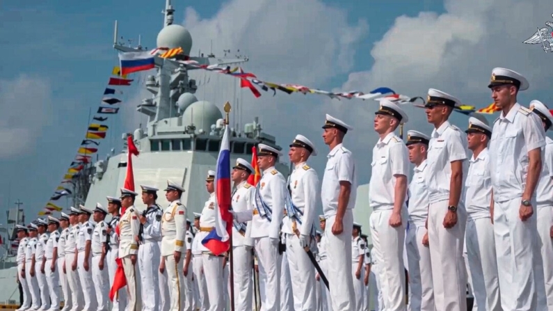 Los marineros militares rusos asisten a una ceremonia de bienvenida de su ejercicio conjunto de fuerzas navales en Zhanjiang, provincia de Guangdong, China, el 14 de julio de 2024. (Servicio de prensa del Ministerio de Defensa de Rusia vía AP)
