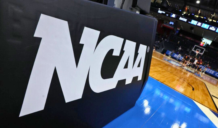 Se ve una vista detallada de un logotipo de la NCAA antes de un juego de los Primeros Cuatro del Torneo de Baloncesto Masculino de la NCAA en la Arena de la Universidad de Dayton en Dayton, Ohio, el 15 de marzo de 2023. (Andy Lyons/Getty Images)