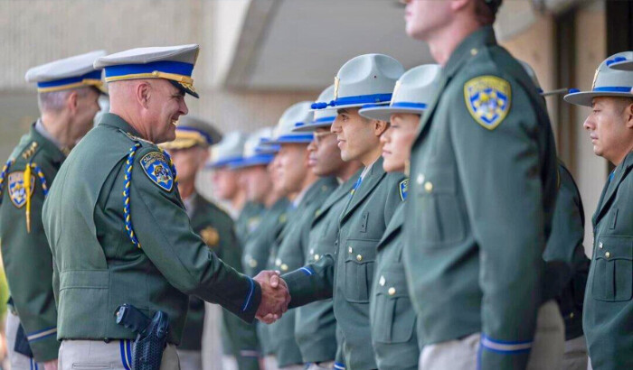 El comisionado de CHP, Sean Duryee, felicita a los graduados de la academia de CHP en Sacramento el 13 de julio de 2024. (Oficina del Gobernador de California)