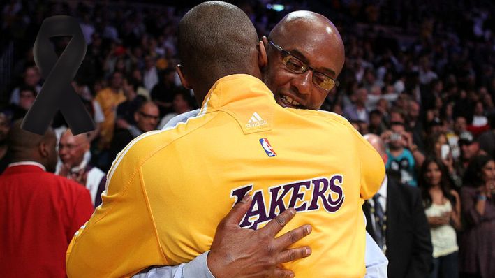 Joe "Jellybean" Bryant abraza a su hijo Kobe Bryant #24 de Los Angeles Lakers antes del segundo partido de los cuartos de final de la Conferencia Oeste de los Playoffs de la NBA 2010 contra los Oklahoma City Thunder en el Staples Center, el 27 de abril de 2010 en Los Angeles, California. (Stephen Dunn/Getty Images)
