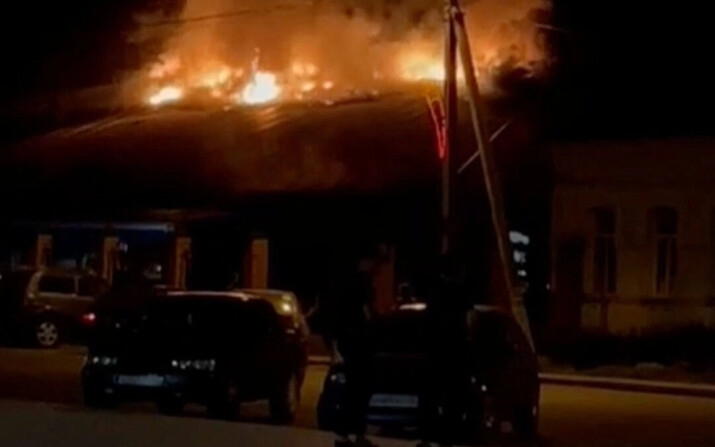 Incendio de un equipo de bajo voltaje en la planta Korenevsky, en Korenevo, Kursk, Rusia, en una captura de pantalla publicada el 16 de julio de 2024. (Video en redes sociales a través de Reuters)