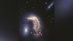 Última imagen cósmica del telescopio Webb muestra dos galaxias entrelazadas brillando en el infrarrojo