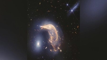 Última imagen cósmica del telescopio Webb muestra dos galaxias entrelazadas brillando en el infrarrojo