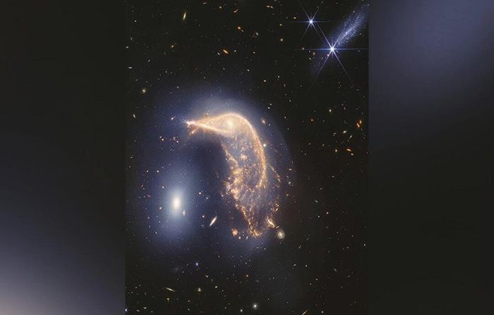 Dos galaxias en interacción captadas en el infrarrojo por el telescopio espacial Webb. (NASA y Space Telescope Science Institute vía AP)
