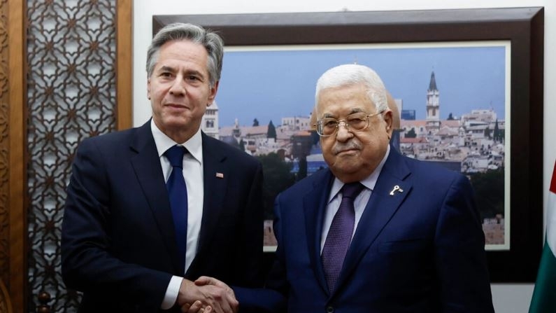 El Secretario de Estado de EE. UU. Antony Blinken se reúne con el líder palestino Mahmoud Abbas (R) en la Muqata en Ramallah en Cisjordania el 5 de noviembre de 2023. (Jonathan Ernst/Pool/AFP vía Getty Images)