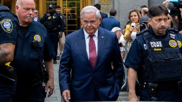 El senador Bob Menéndez (demócrata por Nueva Jersey) sale de la corte federal de Manhattan en la Ciudad de Nueva York después de ser declarado culpable de todos los cargos en un juicio por corrupción, el 16 de julio de 2024. (Adam Gray/Getty Images)