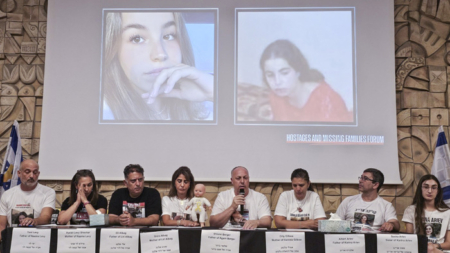 Familiares de soldados raptadas por Hamás difunden fotos inéditas y exigen investigación