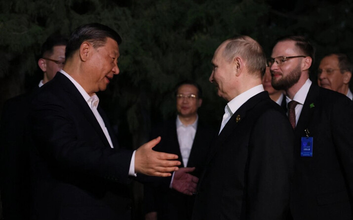 El líder chino Xi Jinping abraza al presidente ruso Vladimir Putin después de sus conversaciones en Beijing, el 16 de mayo de 2024. (Mikhail Metzel/AFP vía Getty Images)