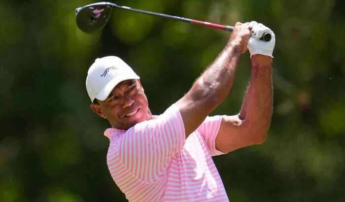 Tiger Woods observa su golpe de salida en el quinto hoyo durante la primera ronda del torneo de golf US Open en Pinehurst, Carolina del Norte, el 13 de junio de 2024. (George Walker IV/AP Photo)