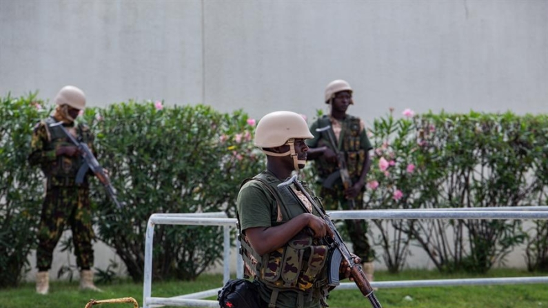 Policías kenianos, que forman parte del primer contingente de la Misión Multinacional de Apoyo a la Seguridad (MMAS), vigilan los alrededores de la Embajada de Estados Unidos, el 5 de julio de 2024, en Puerto Príncipe (Haití). EFE/ Mentor David Lorens