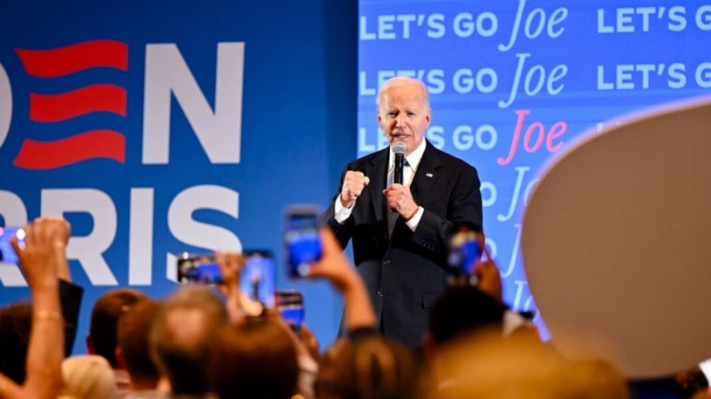 Simpatizantes saludan al presidente Joe Biden con un despliegue de luces en su fiesta en el Hyatt Regency Atlanta en Atlanta el 27 de junio de 2024. (Derek White/Getty Images para el DNC)