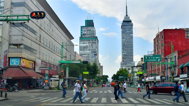 Imagen de archivo en donde se observa una avenida principal en la Ciudad de México (México). EFE/ Jorge Núñez