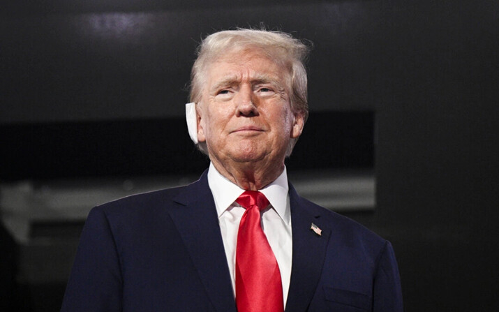 El expresidente y candidato presidencial republicano para 2024, Donald Trump, asiste al primer día de la Convención Nacional Republicana de 2024, en el Foro Fiserv, en Milwaukee, Wisconsin, el 15 de julio de 2024. (Brendan Smialowski/AFP vía Getty Images)