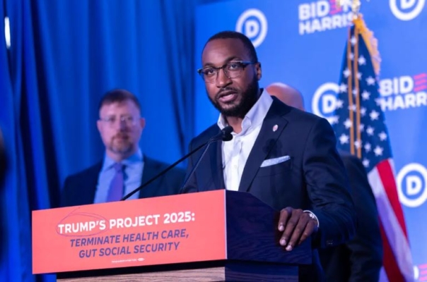 El director adjunto principal de la campaña presidencial de Joe Biden 2024, Quentin Fulks, habla en una rueda de prensa del equipo Biden-Harris y la DNC en el centro de Milwaukee. (Jim Vondruska/Getty Images)