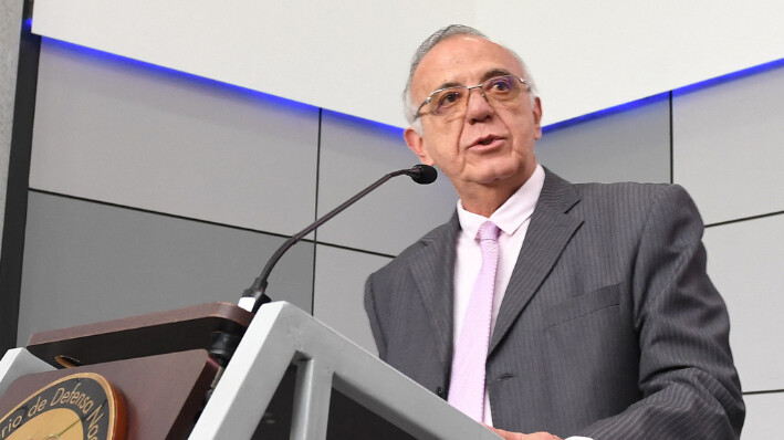 El ministro de Defensa de Colombia, Iván Velásquez, habla con los periodistas durante una rueda de prensa en Bogotá el 21 de noviembre de 2022. (DANIEL MUNOZ/AFP via Getty Images)