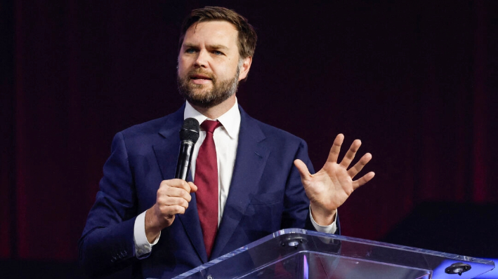 El senador JD Vance (R-Ohio) se dirige a la convención popular conservadora Turning Point en Huntington Place en Detroit, Michigan, el 16 de junio de 2024. (Jeff Kowalsky/AFP vía Getty Images)