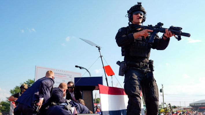 El candidato presidencial republicano, el expresidente Donald Trump, es cubierto por agentes del Servicio Secreto en un acto de campaña en Butler, Pensilvania, el 13 de julio de 2024. (Evan Vucci/AP Photo)