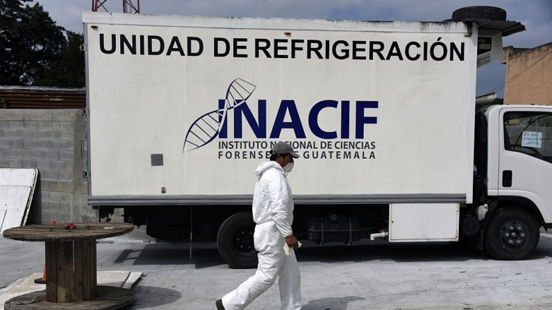 Un trabajador forense es visto en una morgue provisional en el municipio de Santa Catarina Pinula, a unos 15 km al este de Ciudad de Guatemala (Guatemala), el 5 de octubre de 2015. (Johan Ordonez/AFP vía Getty Images)