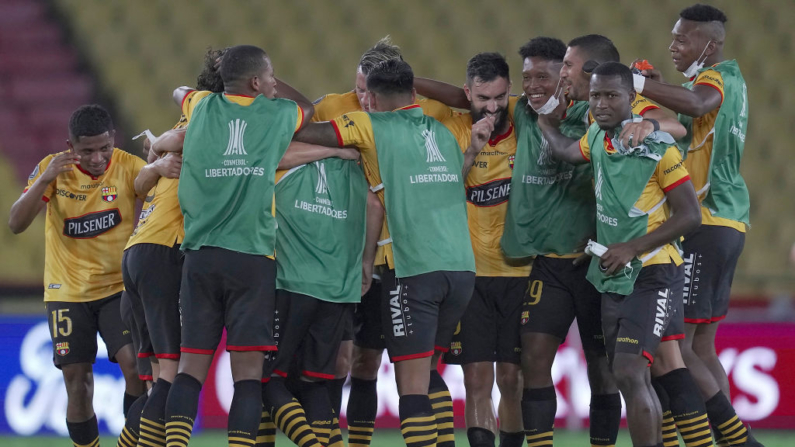 Miembros de Barcelona SC celebran después de ganar un partido de vuelta de octavos de final entre Barcelona SC y Vélez como parte de la Copa CONMEBOL Libertadores 2021 en el Estadio Monumental Isidro Romero Carbo el 21 de julio de 2021 en Guayaquil, Ecuador. (Dolores Ochoa - Pool/Getty Images)