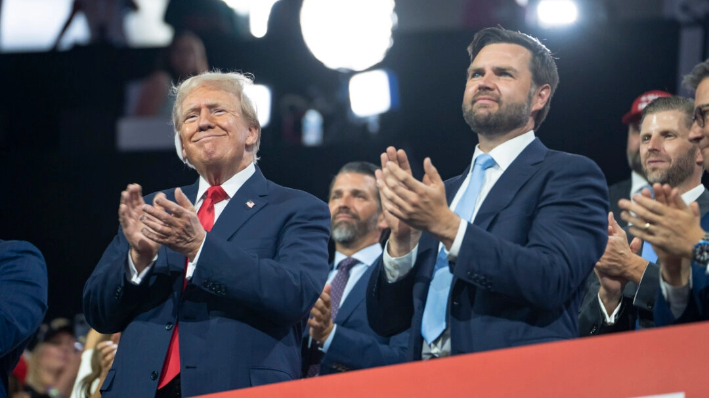 El vicepresidente senador JD Vance (R-Ohio) para 2024 candidato republicano y el expresidente Donald J. Trump asisten a la 2024 RNC en Milwaukee, Wisconsin, el 15 de julio de 2024. (Madalina Vasiliu/The Epoch Times)