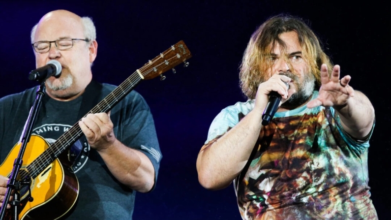 RÍO DE JANEIRO, BRASIL - 28 DE SEPTIEMBRE: (I-D) Kyle Gass y Jack Black actúan en el escenario durante el concierto de Tenacious D durante el Rock in Rio 2019 en Cidade do Rock el 28 de septiembre de 2019 en Río de Janeiro, Brasil. (Foto de Alexandre Schneider/Getty Images)