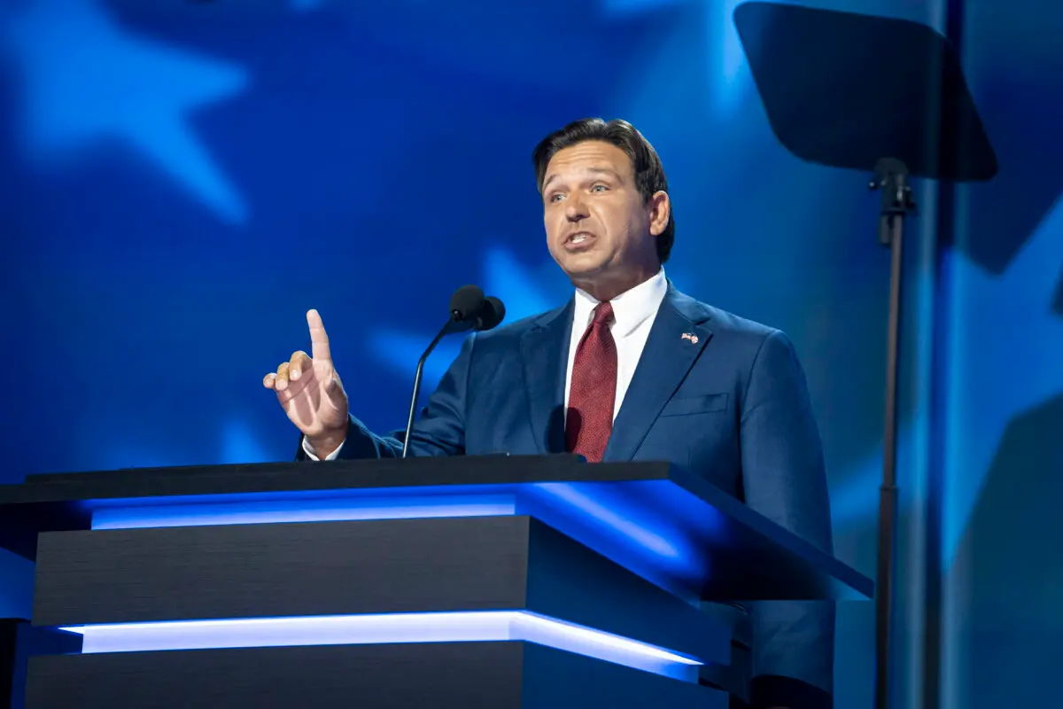 El gobernador de Florida Ron DeSantis habla durante la Convención Nacional Republicana (RNC) en Milwaukee, Wis, el 16 de julio de 2024. (Madalina Vasiliu/The Epoch Times) 