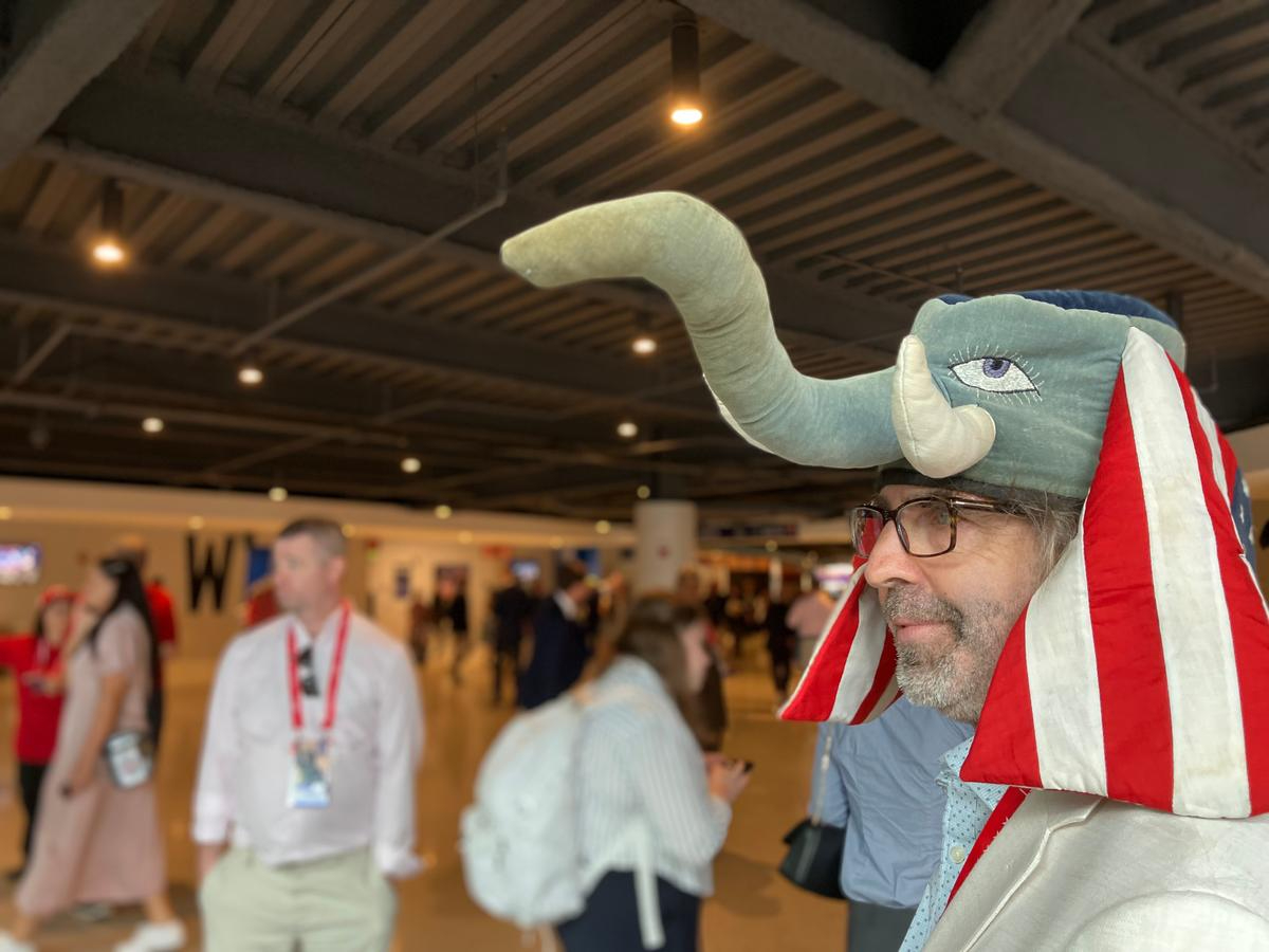 El participante en la Convención, Jim Walsh, de Connecticut, luce un tocado con la mascota del Partido Republicano, un elefante, en el Fiserv Forum, sede de la Convención Nacional Republicana en Milwaukee, Wisconsin, el 15 de julio de 2024. (Janice Hisle/The Epoch Times)