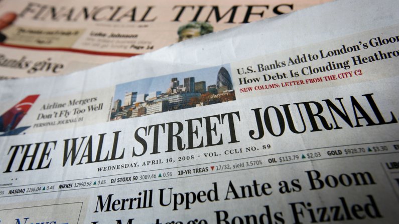 Una copia de la edición estadounidense de The Wall Street Journal yace junto a una copia del periódico The Financial Times en un quiosco de prensa el 16 de abril de 2008 en Londres, Inglaterra. (Cate Gillon/Getty Images)