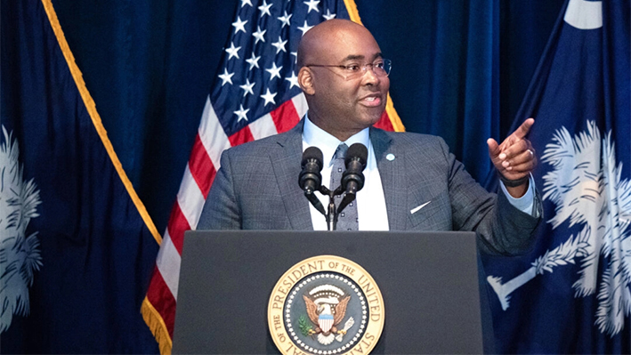 El presidente del Comité Nacional Demócrata, Jaime Harrison, habla en un acto en el recinto ferial estatal de Columbia, Carolina del Sur, el 27 de enero de 2024. (Sean Rayford/Getty Images)
