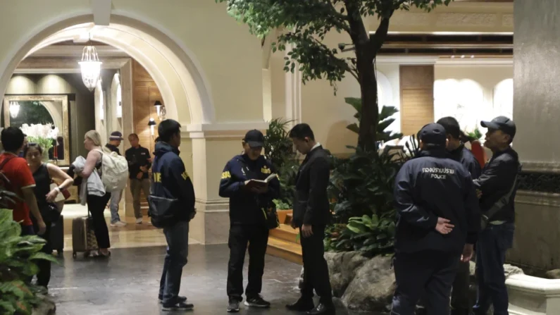 Policías reunidos en el Grand Hyatt Erawan Hotel en Bangkok, Tailandia, el martes 16 de julio de 2024. Varias personas fueron encontradas muertas el martes en el hotel de lujo en el centro de Bangkok. (AP Foto/Chatkla Samnaingjam)