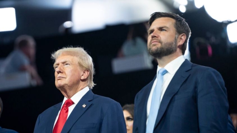 El expresidente Donald J. Trump y el senador JD Vance (R-Ohio), candidato a la vicepresidencia, en el RNC de 2024 en Milwaukee, Wisconsin, el 15 de julio de 2024. (Madalina Vasiliu/The Epoch Times)