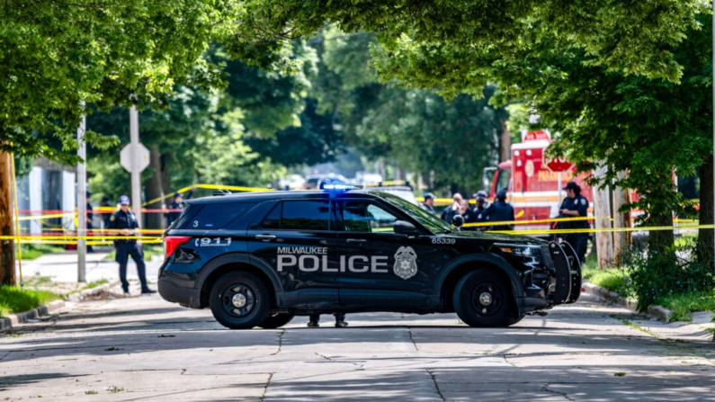 Oficiales patrullan la escena del crimen donde un hombre fue asesinado a tiros por la policía cerca de King Park en el lado oeste de Milwaukee, Wisconsin, el 16 de julio de 2024. (Jim Vondruska/Getty Images)
