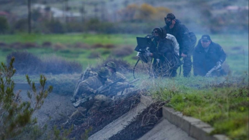 Un equipo de producción de la serie de televisión de la CBS «SEAL Team» filma una escena en la Base del Cuerpo de Marines de Camp Pendleton, California, el 14 de enero de 2019. (Fotografía del Cuerpo de Marines de Estados Unidos por el soldado de primera Drake Nickels/Dominio público)