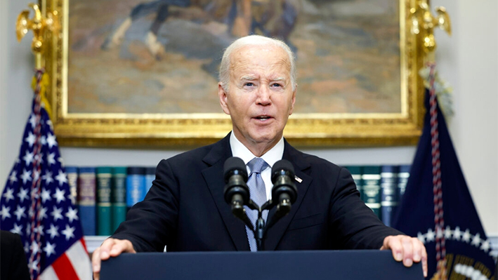 El presidente Joe Biden pronuncia un discurso sobre el atentado contra el candidato presidencial republicano, el expresidente Donald Trump, en la Casa Blanca el 14 de julio de 2024. Kevin Dietsch/Getty Images)
