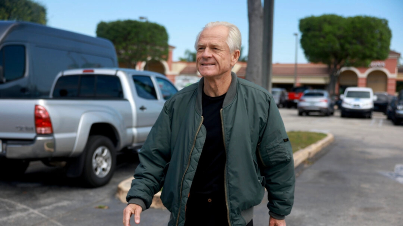 Peter Navarro, ex asesor del presidente Donald Trump, llega a una conferencia de prensa antes de entregarse en una prisión federal en Miami, Florida, el 19 de marzo de 2024. (Joe Raedle/Getty Images)