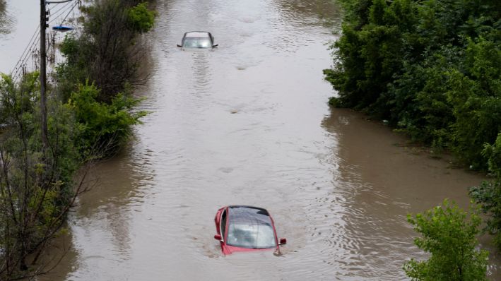 Los automóviles están parcialmente sumergidos en las inundaciones en el valle del Don luego de las fuertes lluvias en Toronto, el martes 16 de julio de 2024. (Arlyn McAdorey/The Canadian Press vía AP)