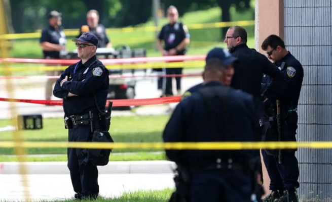 La policía vigila la escena del crimen donde un hombre recibió un disparo mortal por parte de agentes de policía visitantes en el barrio de King Park en Milwaukee, Wisconsin, el 16 de julio de 2024. (Alex Wroblewski/AFP vía Getty Images)