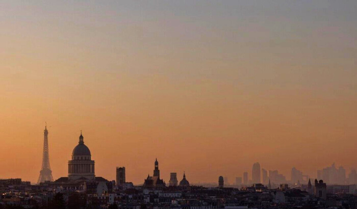 La torre Eiffel (izquierda), la cúpula del Panteón (el mausoleo reservado a los "grandes hombres" de Francia) y el horizonte del distrito financiero de La Défense (derecha) en París el 13 de febrero de 2023. (Joel Saget/AFP vía Getty Images)