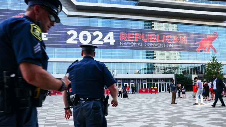 La policía patrulla fuera del Fiserv Forum mientras comienza la Convención Nacional Republicana (RNC) en Milwaukee, Wisconsin, el 15 de julio de 2024. (Spencer Platt/Getty Images)