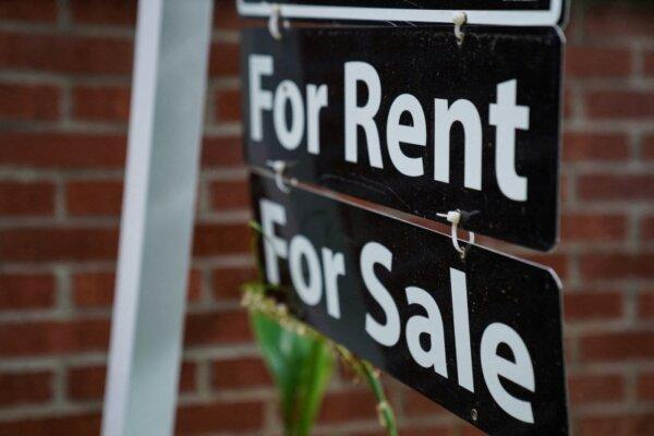 Un cartel de "Se alquila, se vende" en el exterior de una vivienda en Washington el 7 de julio de 2022. (Sarah Silbiger/Reuters)