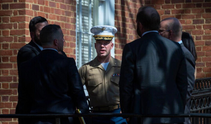 El mayor del Cuerpo de Marines de EE. UU. Joshua Mast (C) habla con sus abogados en Charlottesville, Virginia, en una imagen de archivo. (Cliff Owen/Foto de AP)