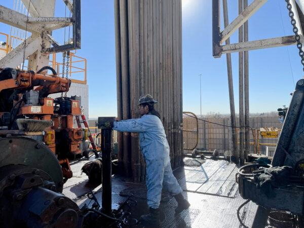 Un operario trabaja en una plataforma de perforación eléctrica para el productor de petróleo Civitas Resources, en las afueras de Denver, en Broomfield, Colorado, el 2 de diciembre de 2021. (Liz Hampton/Reuters)