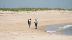 Misteriosamente, hombre permanece flotando horas y es rescatado por pescadores en NY