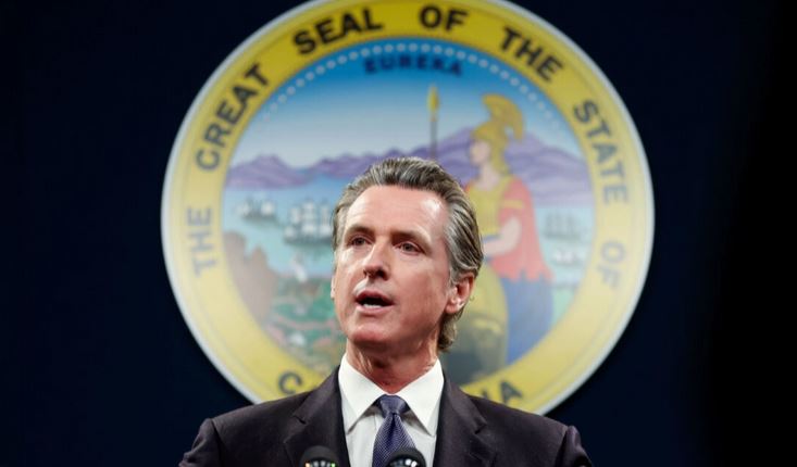 El gobernador de California Gavin Newsom habla durante una rueda de prensa en Sacramento, California, el 1 de febrero de 2023.(Justin Sullivan/Getty Images)