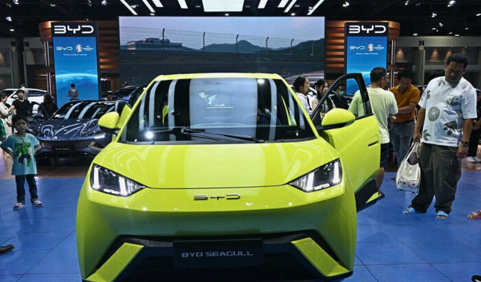 La gente mira un coche BYD Seagull del fabricante chino de vehículos eléctricos BYD Auto en el Salón Internacional del Automóvil de Bangkok en Nonthaburi, Tailandia, el 27 de marzo de 2024. (Lillian Suwanrumpha/AFP vía Getty Images)