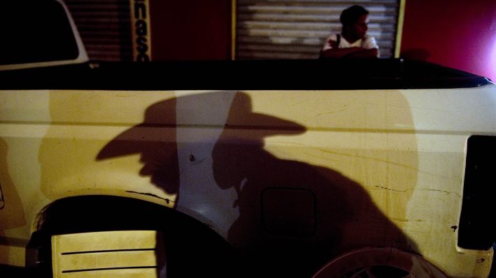 Foto de archivo de un cantante de corridos en una calle de Culiacán, estado de Sinaloa, el 12 de julio de 2011. (YURI CORTEZ/AFP vía Getty Images)