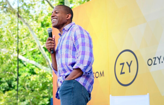 El fundador de Ozy Media, Carlos Watson, habla en el escenario durante el OZY Fest 2018 en Nueva York, el 22 de julio de 2018. (Matthew Eisman/Getty Images para Ozy Media)
