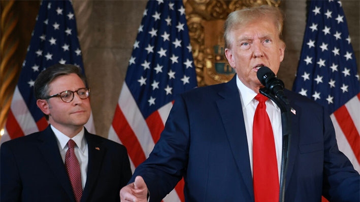 El expresidente Donald Trump y el presidente de la Cámara de Representantes, el republicano Mike Johnson, celebran una rueda de prensa en la finca Mar-a-Lago del expresidente Trump en Palm Beach, Florida, el 12 de abril de 2024. Joe Raedle/Getty Images)
