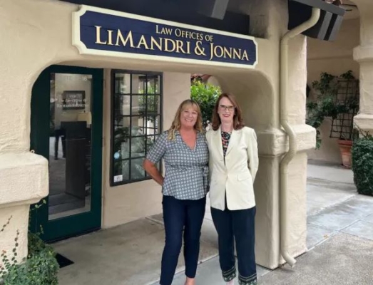 Las profesoras Lori Ann West (izq.) y Elizabeth Mirabelli. (Cortesía de Paul Jonna)