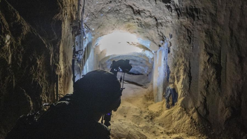 El túnel se encontraba en la localidad de Rafah, en el sur del enclave, y en su interior los soldados encontraron "ramales, puertas blindadas, un escondite terrorista e infraestructura eléctrica", según un comunicado castrense. EFE/ Ejército De Israel